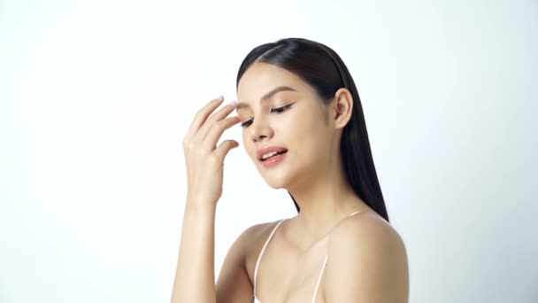 白い背景にきれいな新鮮な肌を持つ美しい若いアジアの女性 顔のケア 顔の治療 美容とスパ アジアの女性の肖像画 — ストック動画