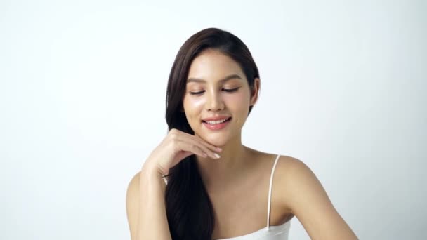 Hermosa Mujer Asiática Joven Con Piel Limpia Fresca Sobre Fondo — Vídeos de Stock