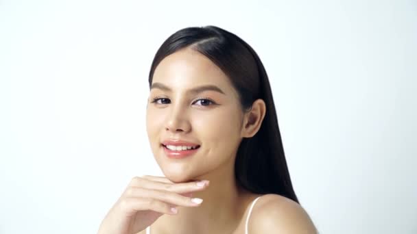 Schöne Junge Asiatische Frau Mit Sauberer Frischer Haut Auf Weißem — Stockvideo