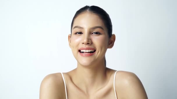 Mulher Asiática Nova Bonita Com Pele Fresca Limpa Fundo Branco — Vídeo de Stock