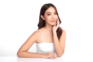 Beyaz arka planda temiz tenli güzel Asyalı kadın, yüz bakımı, yüz bakımı, kozmetoloji, güzellik ve kaplıca, Asyalı kadın portresi.