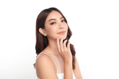 Beyaz arka planda temiz tenli güzel Asyalı kadın, yüz bakımı, yüz bakımı, kozmetoloji, güzellik ve kaplıca, Asyalı kadın portresi.