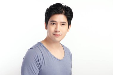 Beyaz arkaplan, yüz bakımı, yüz bakımı, kozmetoloji, güzellik ve kaplıca, Asyalı erkek portresi..