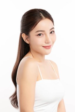 Beyaz arka planda temiz tenli güzel Asyalı kadın, yüz bakımı, yüz bakımı, kozmetoloji, güzellik ve kaplıca, Asyalı kadın portresi.