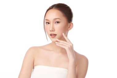 Beyaz arka planda temiz tenli güzel Asyalı kadın, yüz bakımı, yüz bakımı, kozmetoloji, güzellik ve kaplıca, Asyalı kadın portresi.