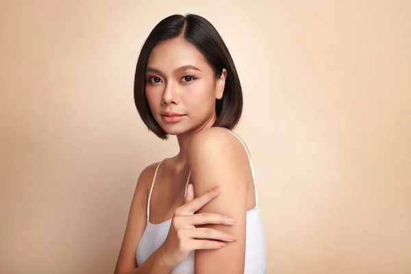 ベージュの背景にきれいな新鮮な肌を持つ美しい若いアジアの女性 顔のケア 顔の治療 美容とスパ アジアの女性の肖像画 — ストック写真