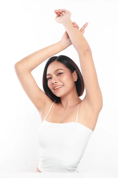 美丽的年轻亚洲女子举起双手 在白色背景下展示干净 卫生的腋窝或腋窝 展示光滑腋窝的清洁和保护理念 — 图库照片