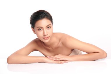 Beyaz arka planda temiz tenli güzel Asyalı kadın, yüz bakımı, yüz bakımı, kozmetoloji, güzellik ve kaplıca, Asyalı kadın portresi.