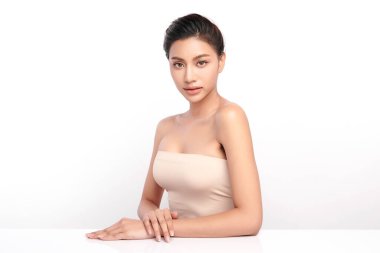 Beyaz arka planda temiz tenli güzel Asyalı kadın, yüz bakımı, yüz bakımı, kozmetoloji, güzellik ve kaplıca, Asyalı kadın portresi.