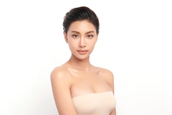 白い背景にきれいな新鮮な肌を持つ美しい若いアジアの女性 顔のケア 顔の治療 美容とスパ アジアの女性の肖像画 — ストック写真