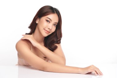 Beyaz arka planda temiz tenli güzel Asyalı kadın, yüz bakımı, yüz bakımı, kozmetoloji, güzellik ve kaplıca, Asyalı kadın portresi.