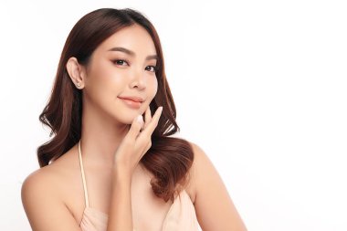 Beyaz arka planda temiz tenli güzel Asyalı kadın, yüz bakımı, yüz bakımı, kozmetoloji, güzellik ve kaplıca, Asyalı kadın portresi.