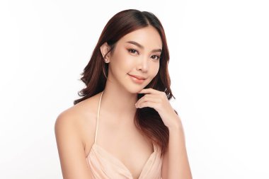 Beyaz arka planda temiz tenli güzel Asyalı kadın, yüz bakımı, yüz bakımı, kozmetoloji, güzellik ve kaplıca, Asyalı kadın portresi.