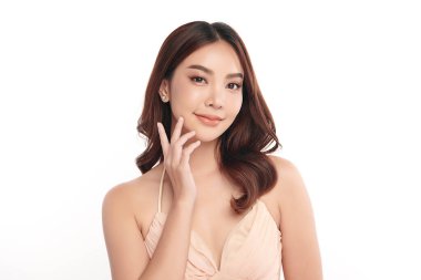 Beyaz arka planda temiz tenli güzel Asyalı kadın, yüz bakımı, yüz bakımı, kozmetoloji, güzellik ve kaplıca, Asyalı kadın portresi.