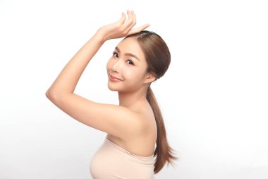 Beyaz arka planda temiz tenli güzel Asyalı kadın, yüz bakımı, yüz bakımı, kozmetoloji, güzellik ve kaplıca, Asyalı kadın portresi.