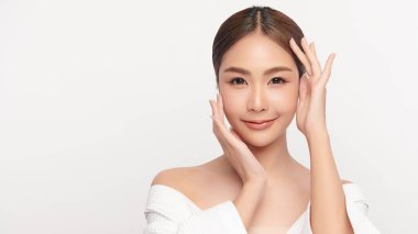 Beyaz arka planda temiz tenli güzel Asyalı kadın, yüz bakımı, yüz bakımı, kozmetoloji, güzellik ve kaplıca, Asyalı kadın portresi.