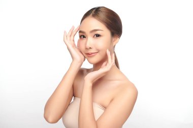 Beyaz arka planda temiz tenli güzel Asyalı kadın, yüz bakımı, yüz bakımı, kozmetoloji, güzellik ve kaplıca, Asyalı kadın portresi.