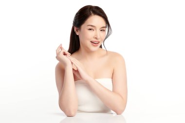 Beyaz arka planda temiz tenli güzel Asyalı kadın, yüz bakımı, yüz bakımı, kozmetoloji, güzellik ve kaplıca, Asyalı kadın portresi.