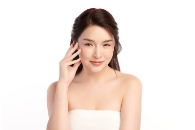 Beyaz arka planda temiz tenli güzel Asyalı kadın, yüz bakımı, yüz bakımı, kozmetoloji, güzellik ve kaplıca, Asyalı kadın portresi.
