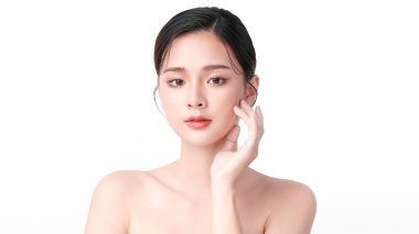 Beyaz arka planda temiz tenli güzel Asyalı kadın, yüz bakımı, yüz bakımı, kozmetoloji, güzellik ve kaplıca, Asyalı kadın portresi.