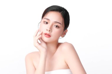 Beyaz arka planda temiz tenli güzel Asyalı kadın, yüz bakımı, yüz bakımı, kozmetoloji, güzellik ve kaplıca, Asyalı kadın portresi.