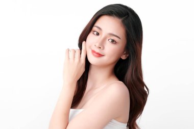 Beyaz arka planda temiz tenli güzel Asyalı kadın, yüz bakımı, yüz bakımı, kozmetoloji, güzellik ve kaplıca, Asyalı kadın portresi.