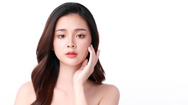Beyaz arka planda temiz tenli güzel Asyalı kadın, yüz bakımı, yüz bakımı, kozmetoloji, güzellik ve kaplıca, Asyalı kadın portresi.