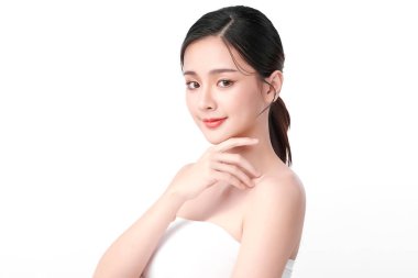 Beyaz arka planda temiz tenli güzel Asyalı kadın, yüz bakımı, yüz bakımı, kozmetoloji, güzellik ve kaplıca, Asyalı kadın portresi.