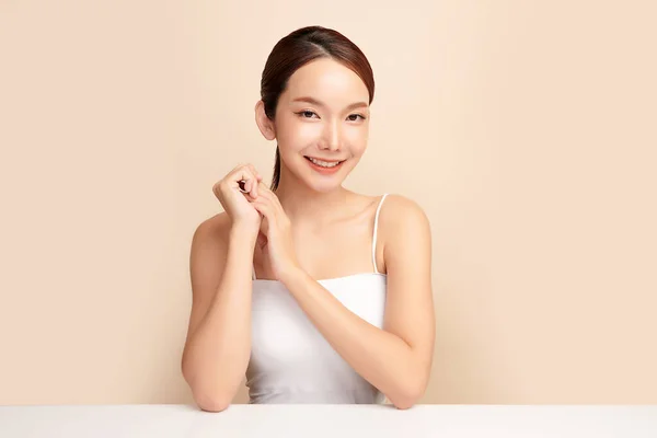 Schöne Junge Asiatische Frau Mit Sauberer Frischer Haut Auf Beigem — Stockfoto