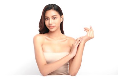 Beyaz arka planda temiz tenli güzel Asyalı kadın, yüz bakımı, yüz bakımı, kozmetoloji, güzellik ve kaplıca, Asyalı kadın portresi.