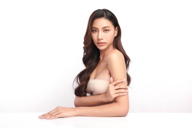 Beyaz arka planda temiz tenli güzel Asyalı kadın, yüz bakımı, yüz bakımı, kozmetoloji, güzellik ve kaplıca, Asyalı kadın portresi.