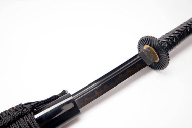 Beyaz arka planda Japon Katana kılıcı.