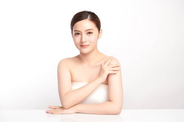 Beyaz arka planda temiz tenli güzel Asyalı kadın, yüz bakımı, yüz bakımı, kozmetoloji, güzellik ve kaplıca, Asyalı kadın portresi.