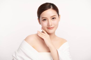 Beyaz arka planda temiz tenli güzel Asyalı kadın, yüz bakımı, yüz bakımı, kozmetoloji, güzellik ve kaplıca, Asyalı kadın portresi.