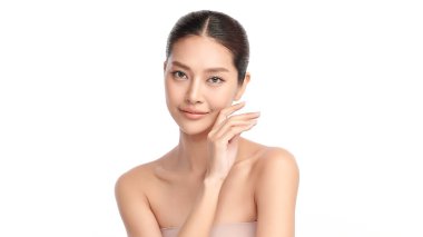 Beyaz arka planda temiz tenli güzel Asyalı kadın, yüz bakımı, yüz bakımı, kozmetoloji, güzellik ve kaplıca, Asyalı kadın portresi.