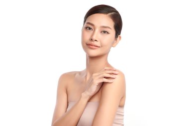 Beyaz arka planda temiz tenli güzel Asyalı kadın, yüz bakımı, yüz bakımı, kozmetoloji, güzellik ve kaplıca, Asyalı kadın portresi.