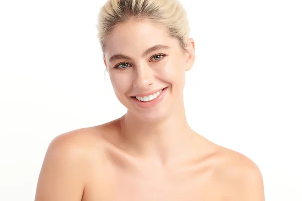 Piękny Uśmiech Młoda Kobieto Białe Zęby Białym Tle Opieka Dentystyczna — Zdjęcie stockowe