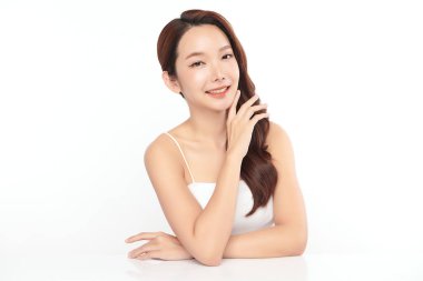Beyaz arka planda temiz tenli güzel Asyalı kadın, yüz bakımı, yüz bakımı, kozmetoloji, güzellik ve kaplıca, Asyalı kadın portresi.