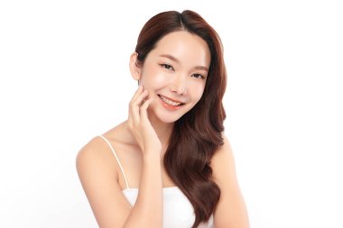 Beyaz arka planda temiz tenli güzel Asyalı kadın, yüz bakımı, yüz bakımı, kozmetoloji, güzellik ve kaplıca, Asyalı kadın portresi.