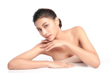 Beyaz arka planda temiz tenli güzel Asyalı kadın, yüz bakımı, yüz bakımı, kozmetoloji, güzellik ve kaplıca, Asyalı kadın portresi.