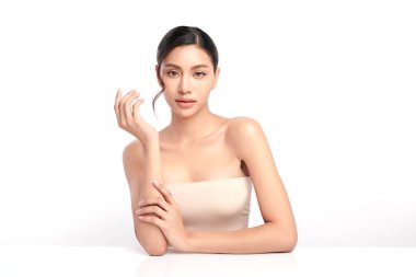 Beyaz arka planda temiz tenli güzel Asyalı kadın, yüz bakımı, yüz bakımı, kozmetoloji, güzellik ve kaplıca, Asyalı kadın portresi.