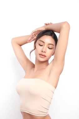 Güzel genç kadın temiz ve hijyenik koltukaltlarını göstermek için ellerini kaldırıyor ya da beyaz arka planda koltuk altları, koltukaltı temizliği ve korunma kavramı.