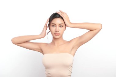 Güzel genç kadın temiz ve hijyenik koltukaltlarını göstermek için ellerini kaldırıyor ya da beyaz arka planda koltuk altları, koltukaltı temizliği ve korunma kavramı.