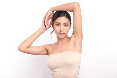 Güzel genç kadın temiz ve hijyenik koltukaltlarını göstermek için ellerini kaldırıyor ya da beyaz arka planda koltuk altları, koltukaltı temizliği ve korunma kavramı.