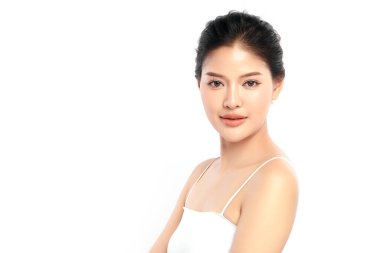 Beyaz arka planda temiz tenli güzel Asyalı kadın, yüz bakımı, yüz bakımı, kozmetoloji, güzellik ve kaplıca, Asyalı kadın portresi.