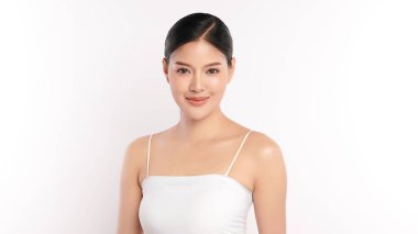 Beyaz arka planda temiz tenli güzel Asyalı kadın, yüz bakımı, yüz bakımı, kozmetoloji, güzellik ve kaplıca, Asyalı kadın portresi.