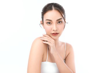 Beyaz arka planda temiz tenli güzel Asyalı kadın, yüz bakımı, yüz bakımı, kozmetoloji, güzellik ve kaplıca, Asyalı kadın portresi.