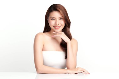 Beyaz arka planda temiz tenli güzel Asyalı kadın, yüz bakımı, yüz bakımı, kozmetoloji, güzellik ve kaplıca, Asyalı kadın portresi.