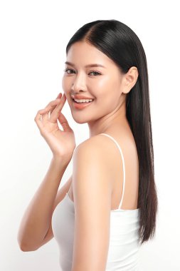 Beyaz arka planda temiz tenli güzel Asyalı kadın, yüz bakımı, yüz bakımı, kozmetoloji, güzellik ve kaplıca, Asyalı kadın portresi.