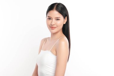 Beyaz arka planda temiz tenli güzel Asyalı kadın, yüz bakımı, yüz bakımı, kozmetoloji, güzellik ve kaplıca, Asyalı kadın portresi.